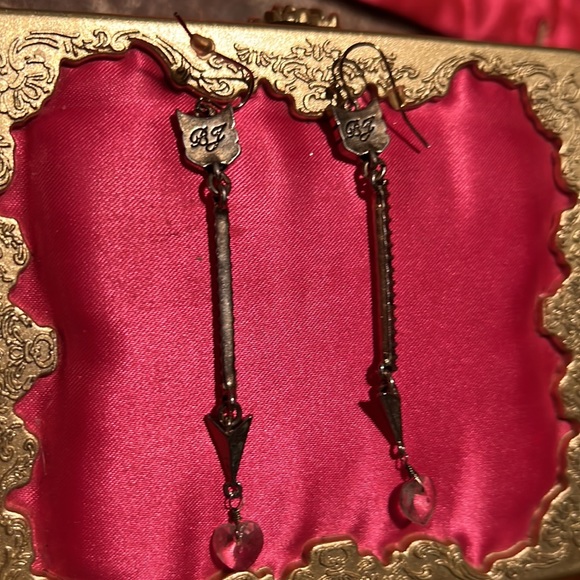 Betsy Johnson Arrow Heart pierced Earrings - Picture 8 of 8
